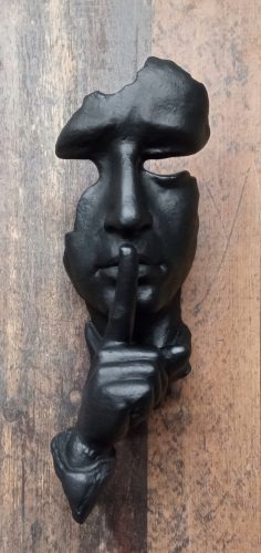 Sculptură -Tăcere.Agăţat.H-42cm. Culoare neagra