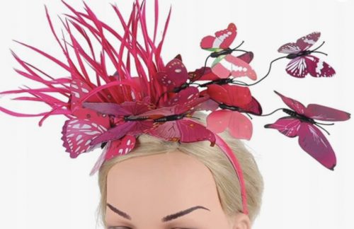  Un minunat fascinator roz cu o bentita extravagantă de fluture de primăvară